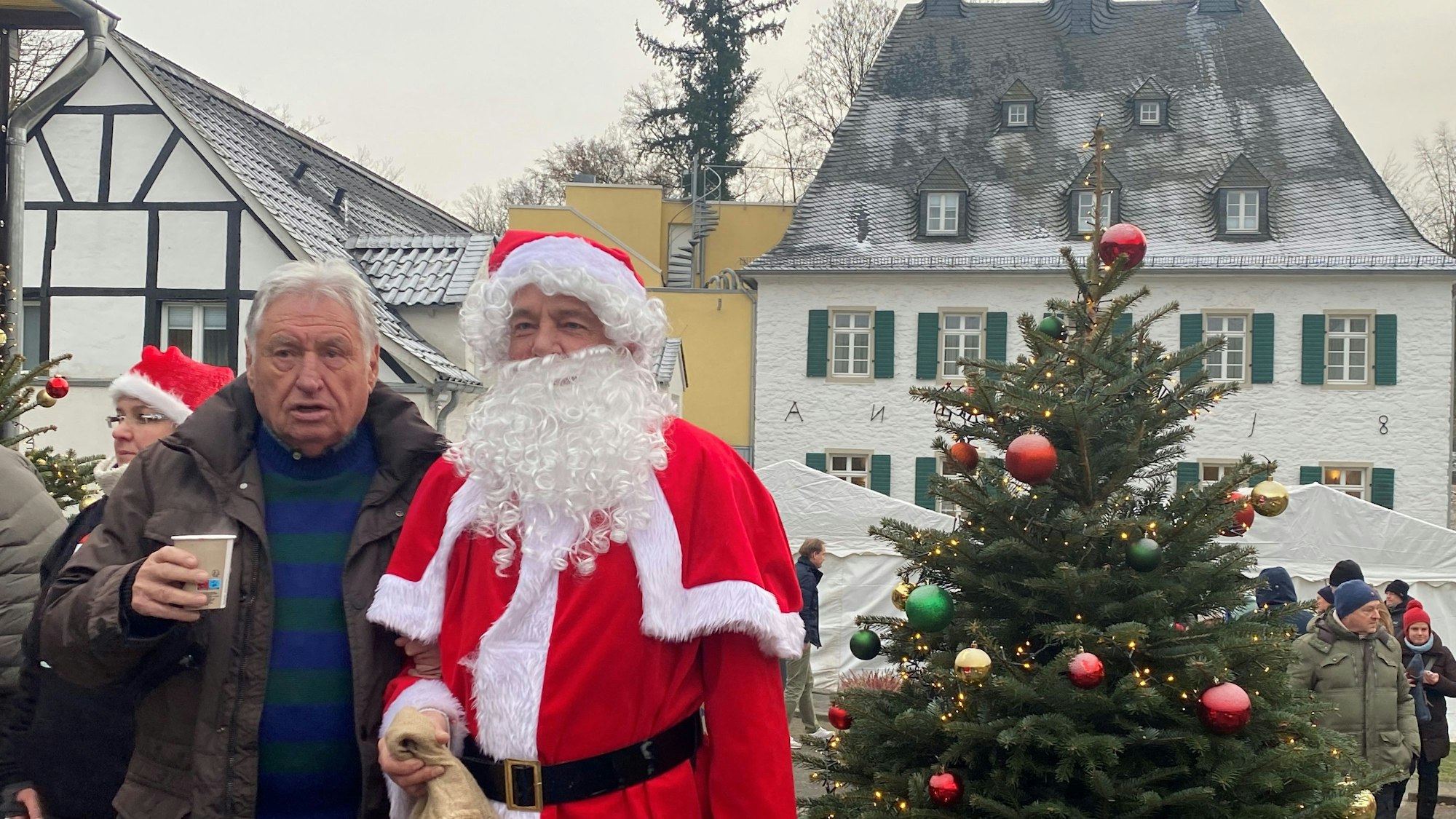 Foto mit Weihnachtsmann: Kurt Lammert, Eigentümer des Hotel- und Restaurantbetriebs am Gut Landscheid