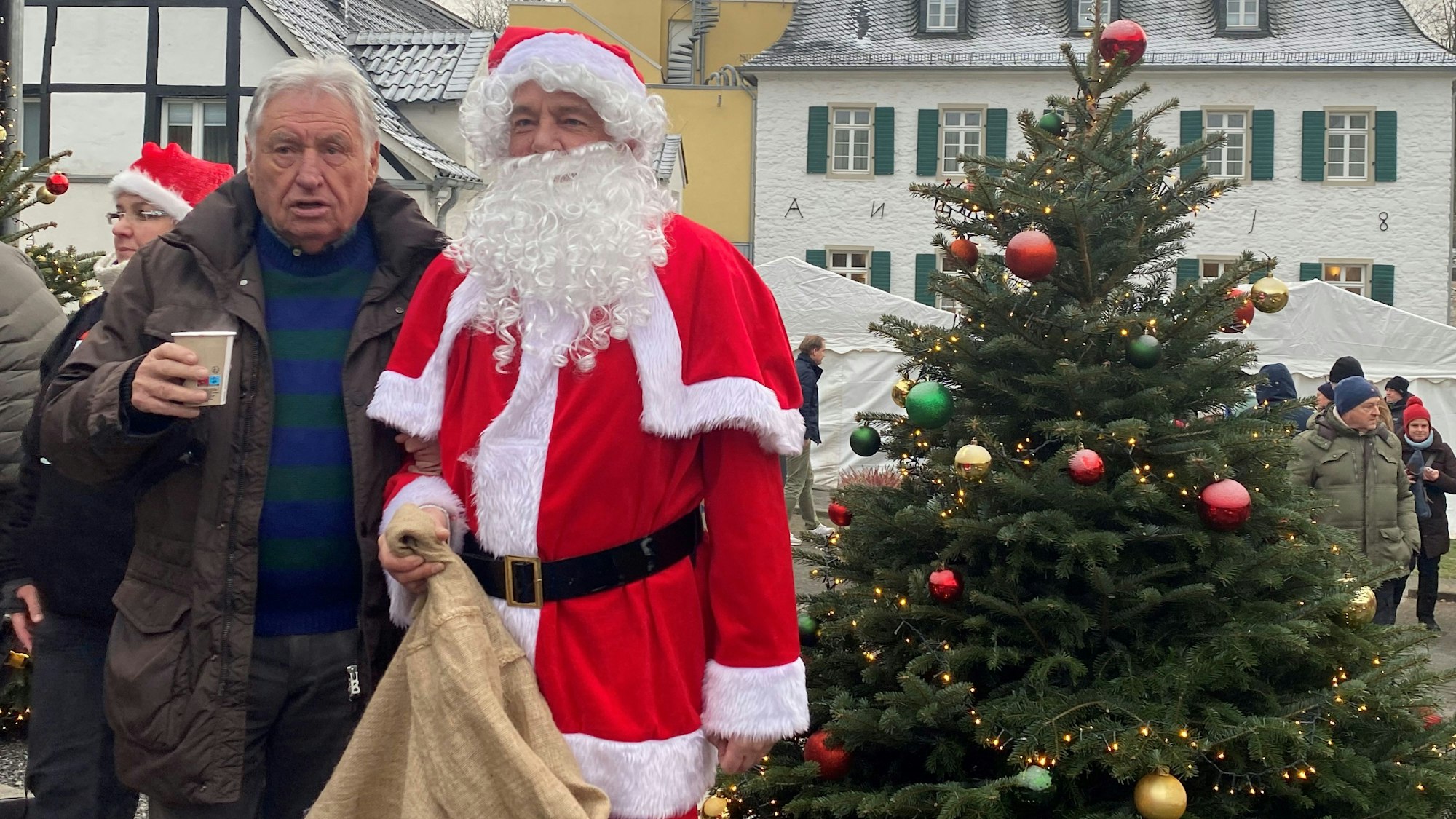 Foto mit Weihnachtsmann: Kurt Lammert, Eigentümer des Hotel- und Restaurantbetriebs
