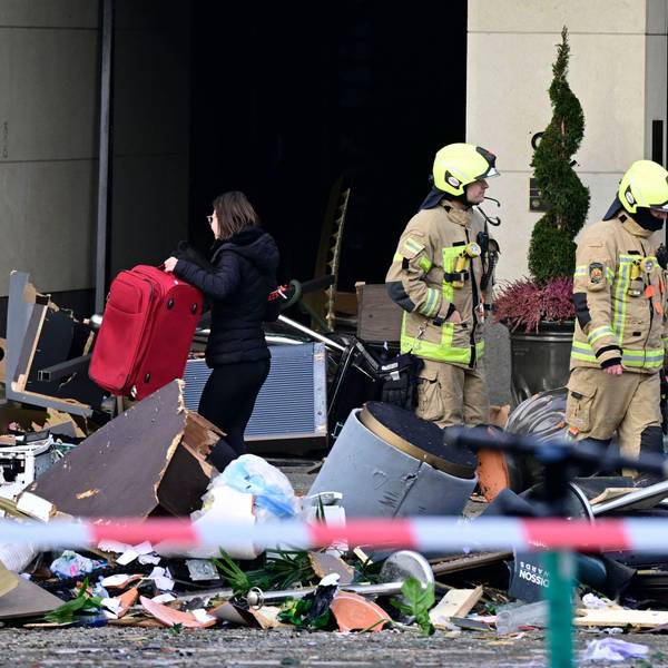 Berliner Feuerwehrleute stehen in dem Schutthaufen am Freitag, der auf die Straße gespült wurde, nachdem das Aquarium in einem Berlin Hotel geplatzt ist.