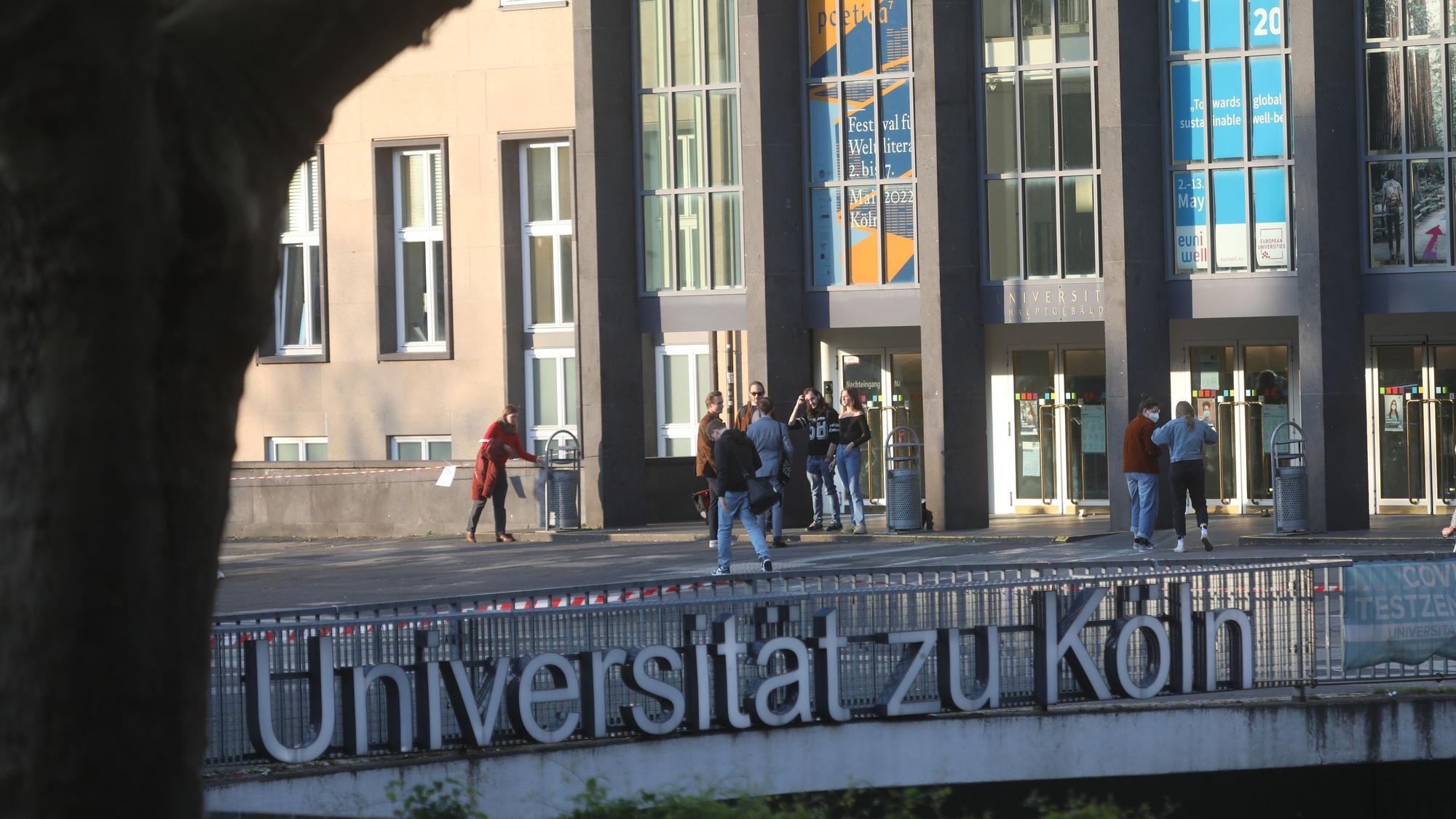 Eine Außenansicht des Hauptgebäudes der Universität zu Köln.