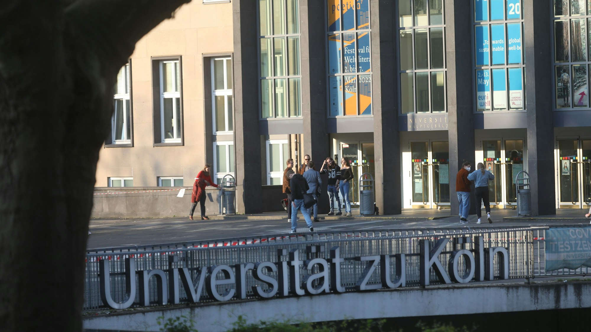 Eine Außenansicht des Hauptgebäudes der Universität zu Köln.