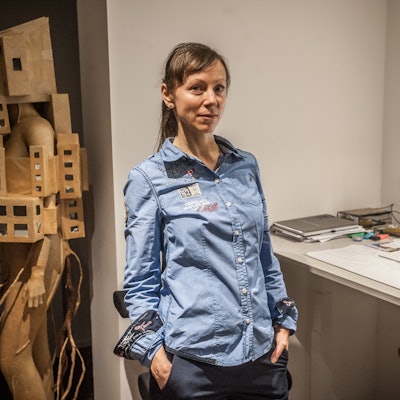 Eine Frau steht vor einem Computer.