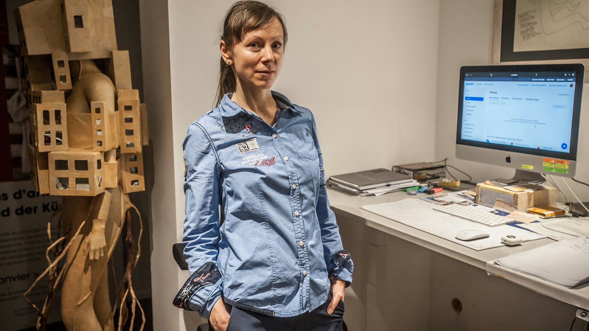 Eine Frau steht vor einem Computer.