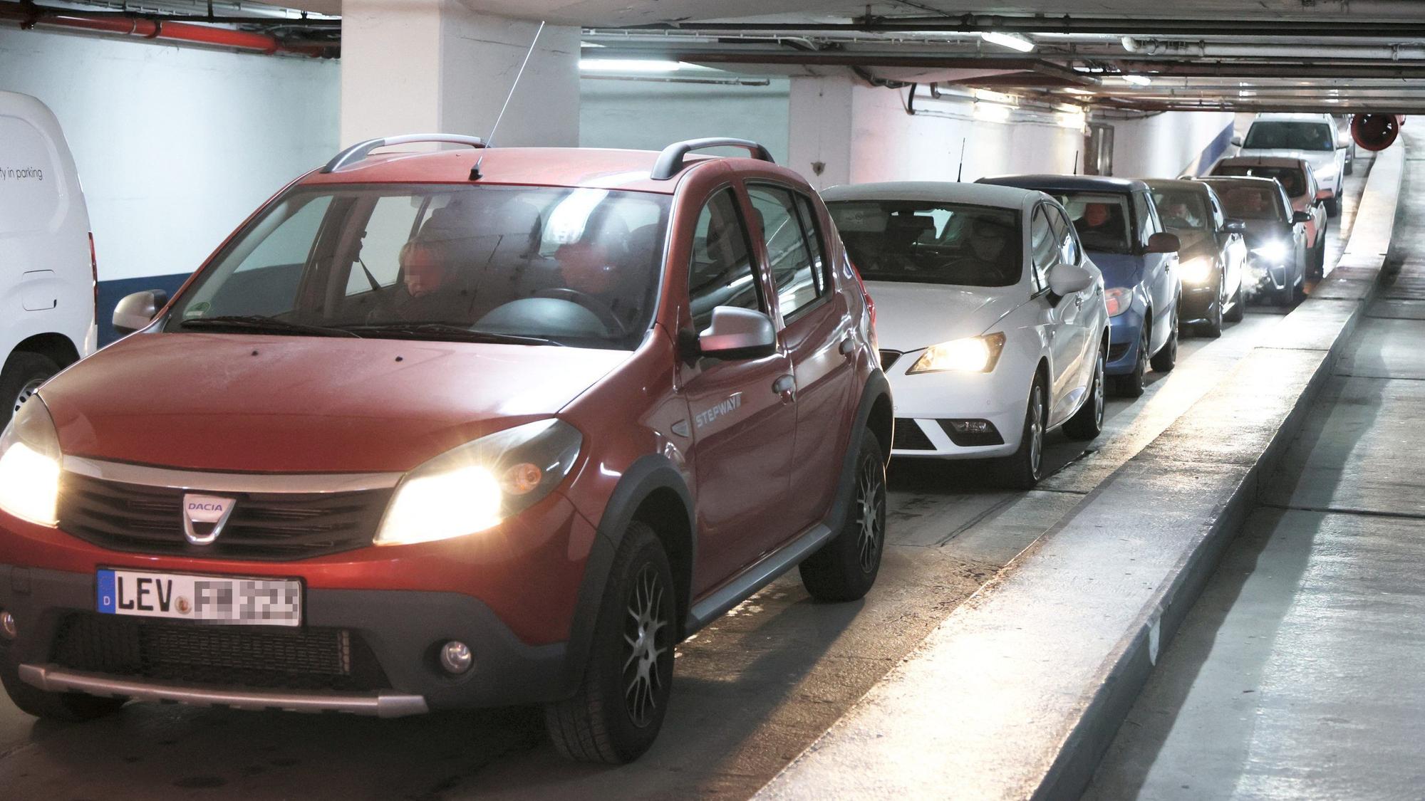 Leverkusen Einkaufssamstag, Blick in eine Parkgarage