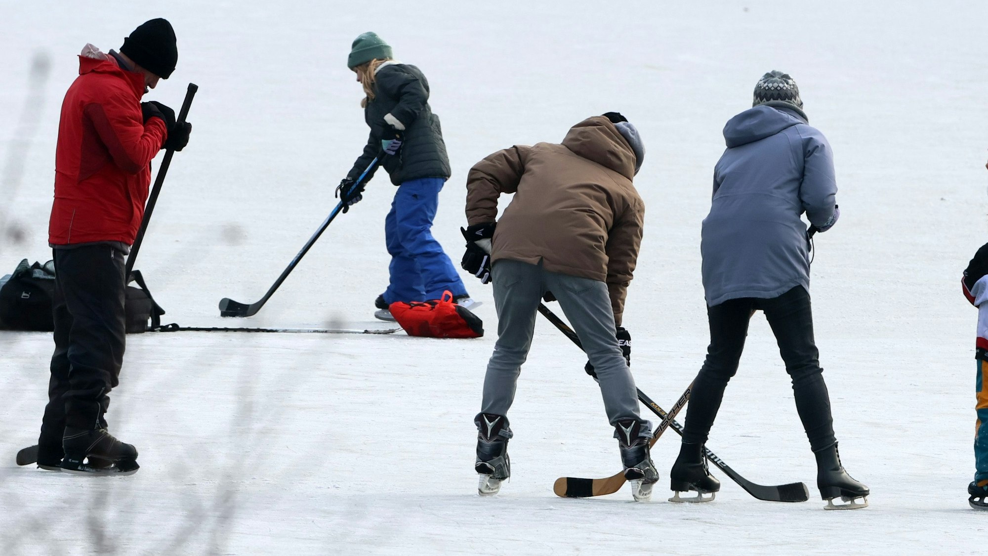 Eisläufer auf dem Decksteiner Weiher, bitte erkennbare personen pixeln17.12.2022, Bild: Herbert Bucco