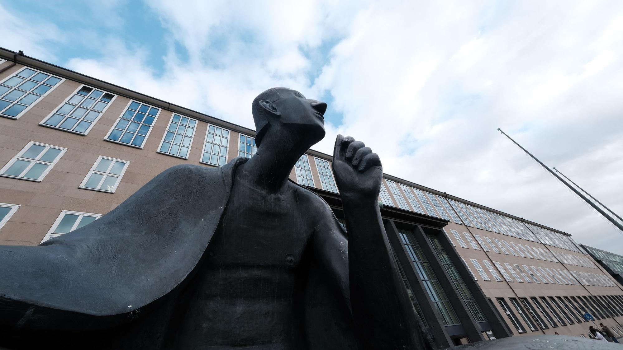Die Albertus-Magnus-Statue vor der Uni Köln