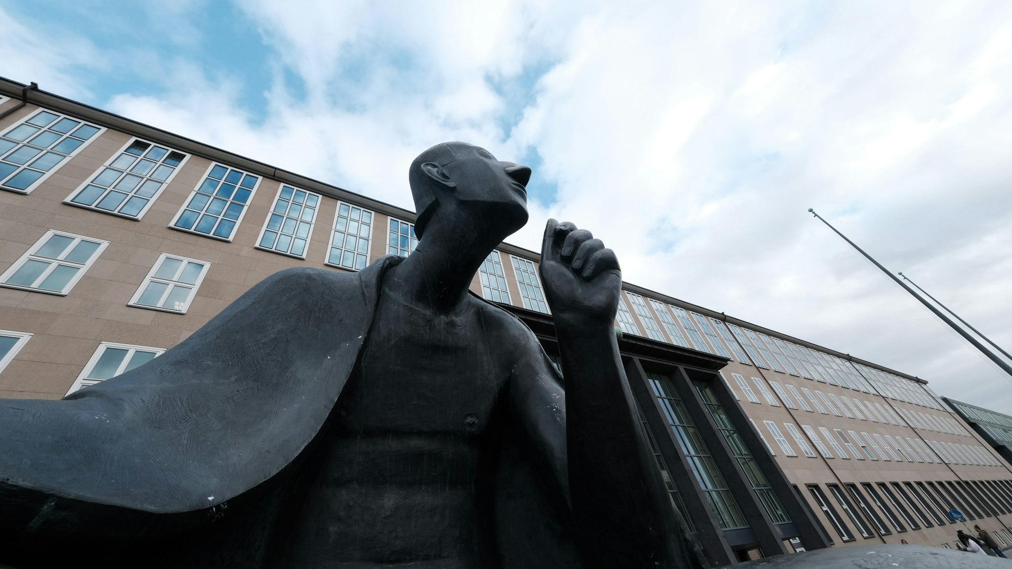 Die Albertus-Magnus-Statue vor der Uni Köln