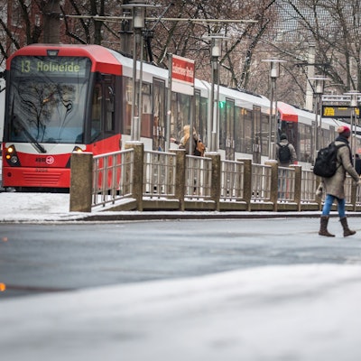 Eine Stadtbahn der Kölner Verkehrsbetriebe der Linie 13 ist am Dienstagmorgen auf dem Sülzgürtel in Köln mit dem Fahrziel Holweide auf den Gleisen unterwegs und steht in der Haltestelle "Euskirchener Straße".