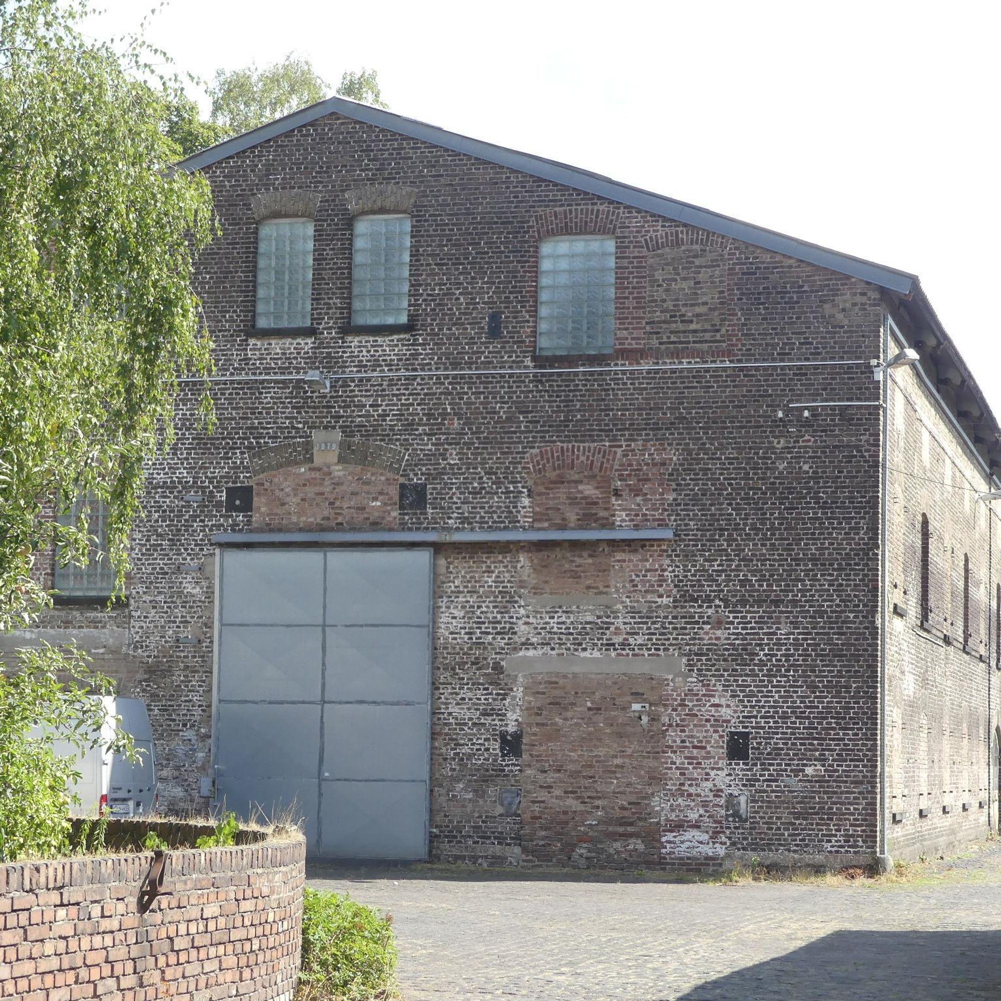 Die aus Backsteinen errichtete Wagenhalle in Köln-Ehrenfeld von außen