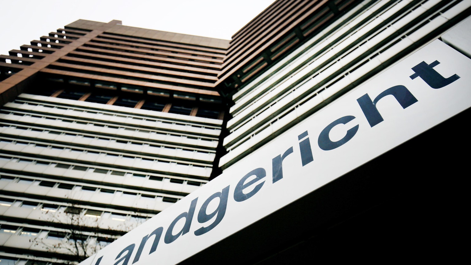 Das Bild zeigt die Außenansicht des Landgerichts Köln mit dem Schriftzug „Landgericht“ über dem Gebäudeeingang.