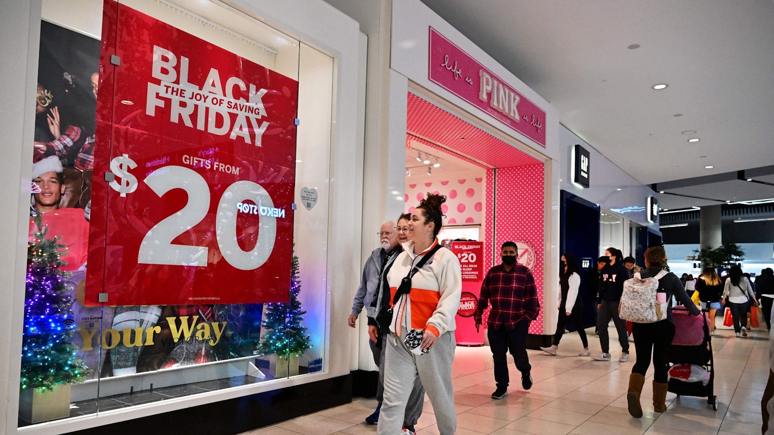 Menschen suchen in einer Shopping-Mall in Kalifornien zum Black Friday nach Sonderangeboten.