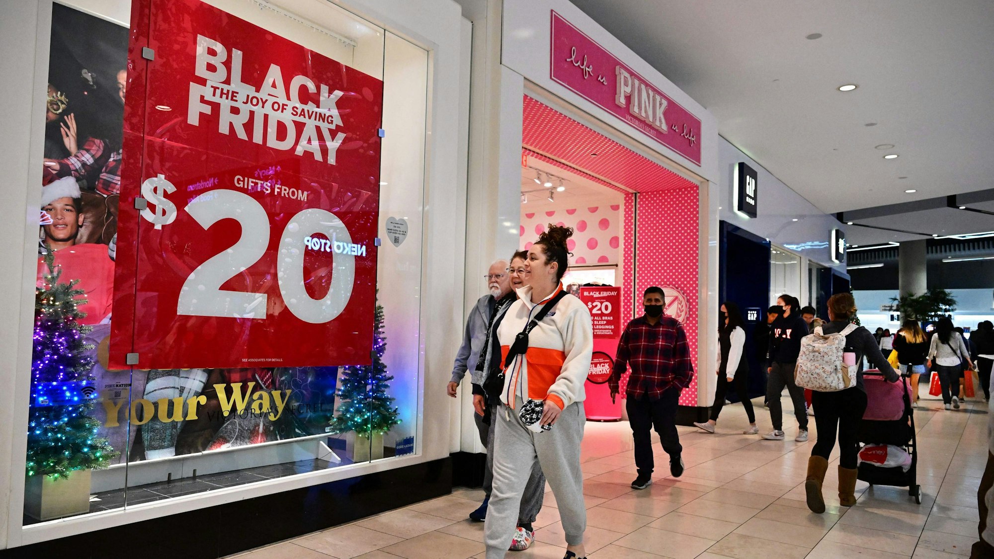 Menschen suchen in einer Shopping-Mall in Kalifornien zum Black Friday nach Sonderangeboten.