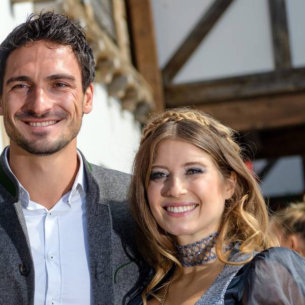 Mats und Cathy Hummels stehen nebeneinander in traditioneller, bayerischer Kleidung.