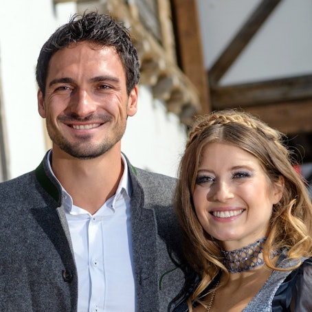 Mats und Cathy Hummels stehen nebeneinander in traditioneller, bayerischer Kleidung.