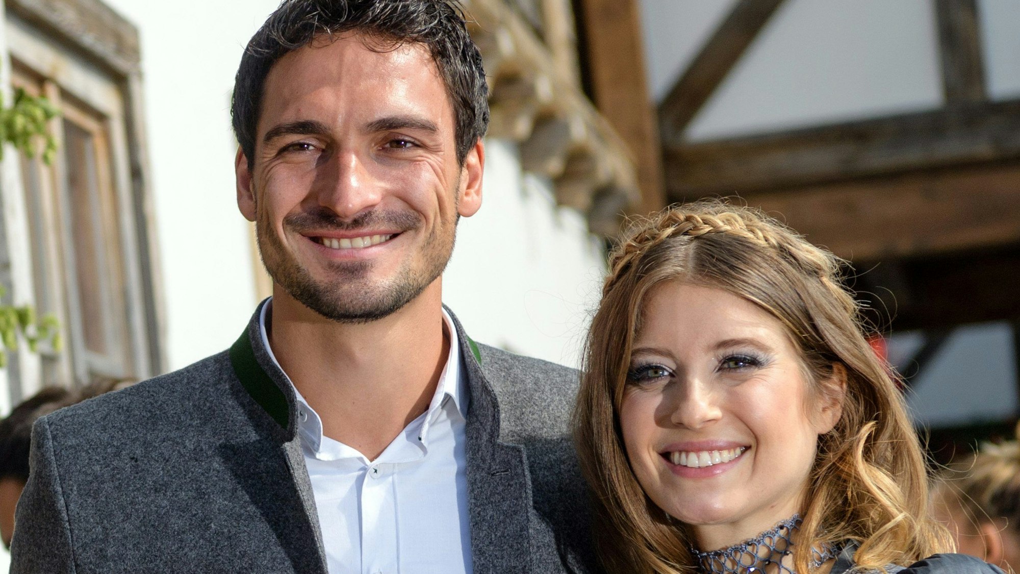 Mats und Cathy Hummels stehen nebeneinander in traditioneller, bayerischer Kleidung.