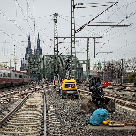 28.11.2022, Köln: Seit einigen Tagen erneuert die Deutsche Bahn Weichen im Bahnhof Köln Messe/Deutz. Während der Arbeiten können zwei der sechs Gleise auf der Hohenzollernbrücke nicht befahren werden. Foto: Peter Berger