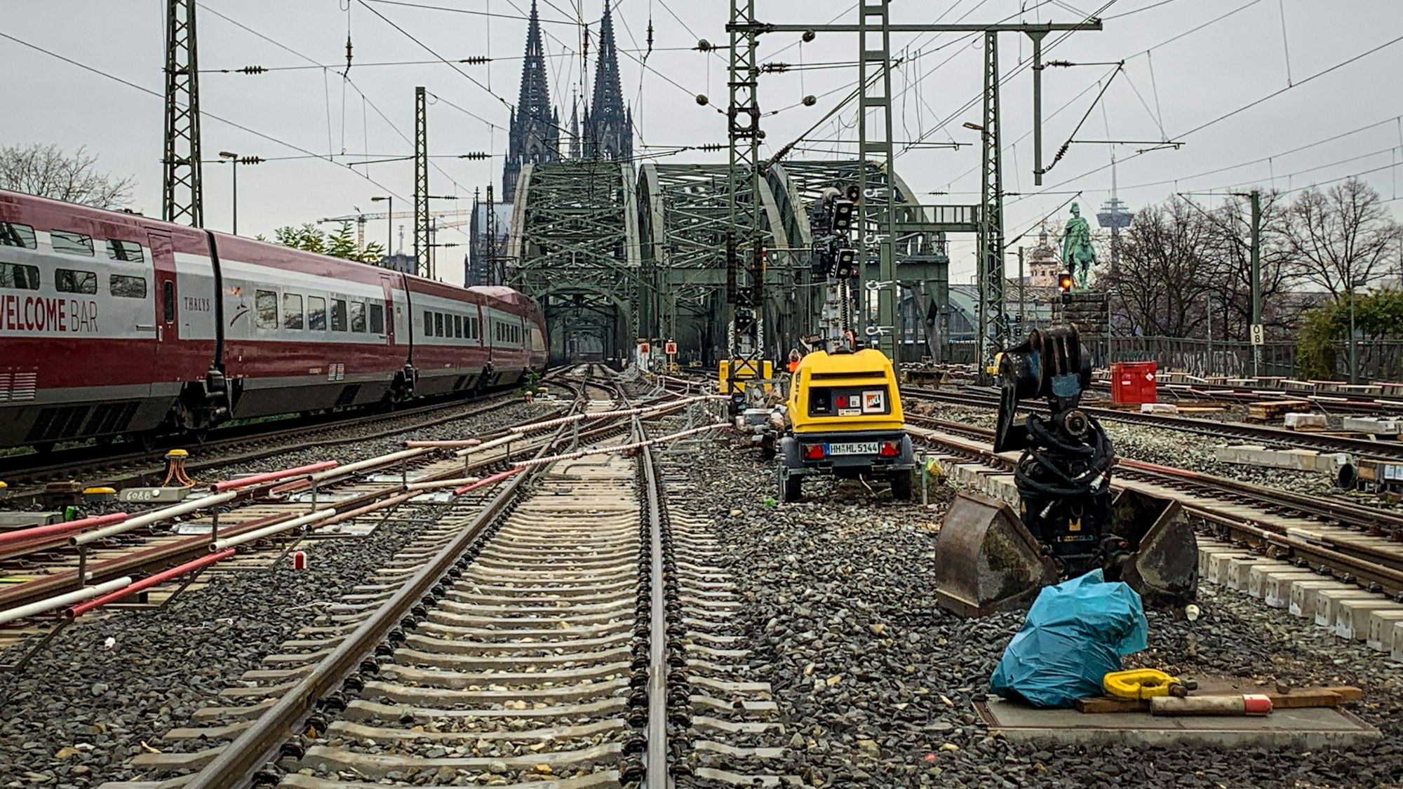 28.11.2022, Köln: Seit einigen Tagen erneuert die Deutsche Bahn Weichen im Bahnhof Köln Messe/Deutz. Während der Arbeiten können zwei der sechs Gleise auf der Hohenzollernbrücke nicht befahren werden. Foto: Peter Berger