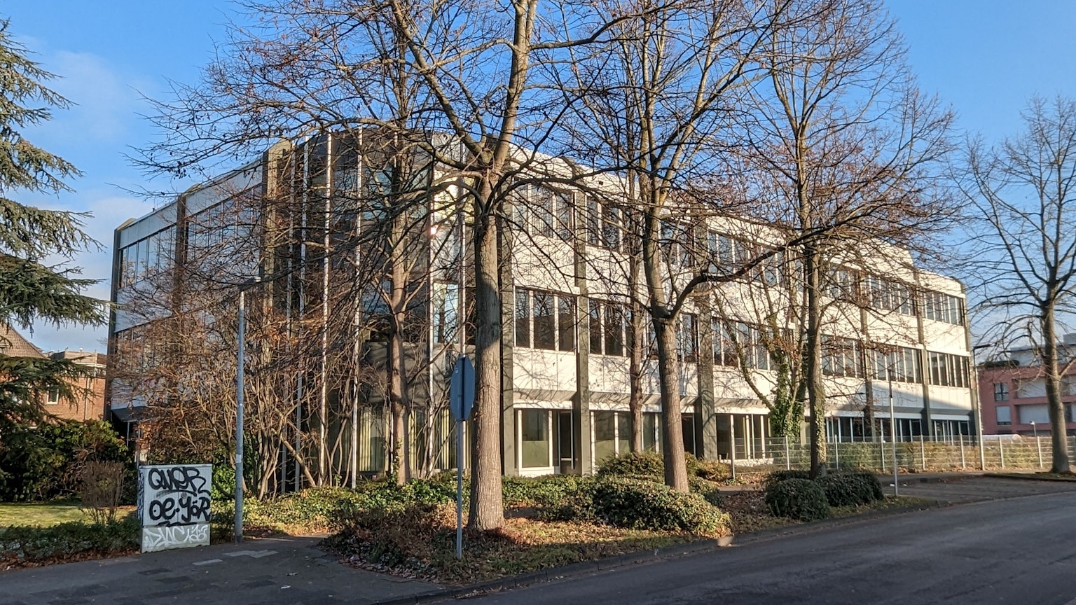 Das AOK-Gebäude an der Straße in Hürth.