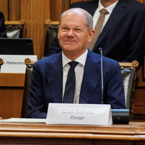 Bundeskanzler Olaf Scholz verbeugt sich, nachdem er vor dem Untersuchungsausschuss des Hamburger Landtags zur Affäre um die CumEx-Akten-Finanzbetrugsgeschäfte am 19. August 2022 in Hamburg, Deutschland, ausgesagt hat.