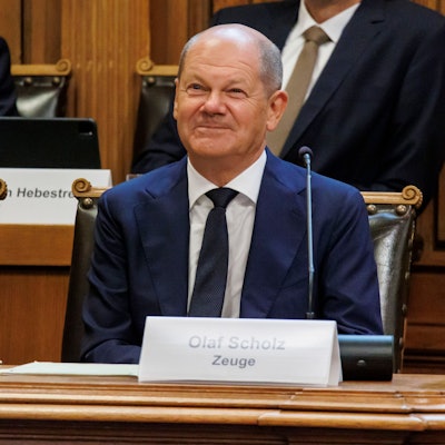 Bundeskanzler Olaf Scholz verbeugt sich, nachdem er vor dem Untersuchungsausschuss des Hamburger Landtags zur Affäre um die CumEx-Akten-Finanzbetrugsgeschäfte am 19. August 2022 in Hamburg, Deutschland, ausgesagt hat.