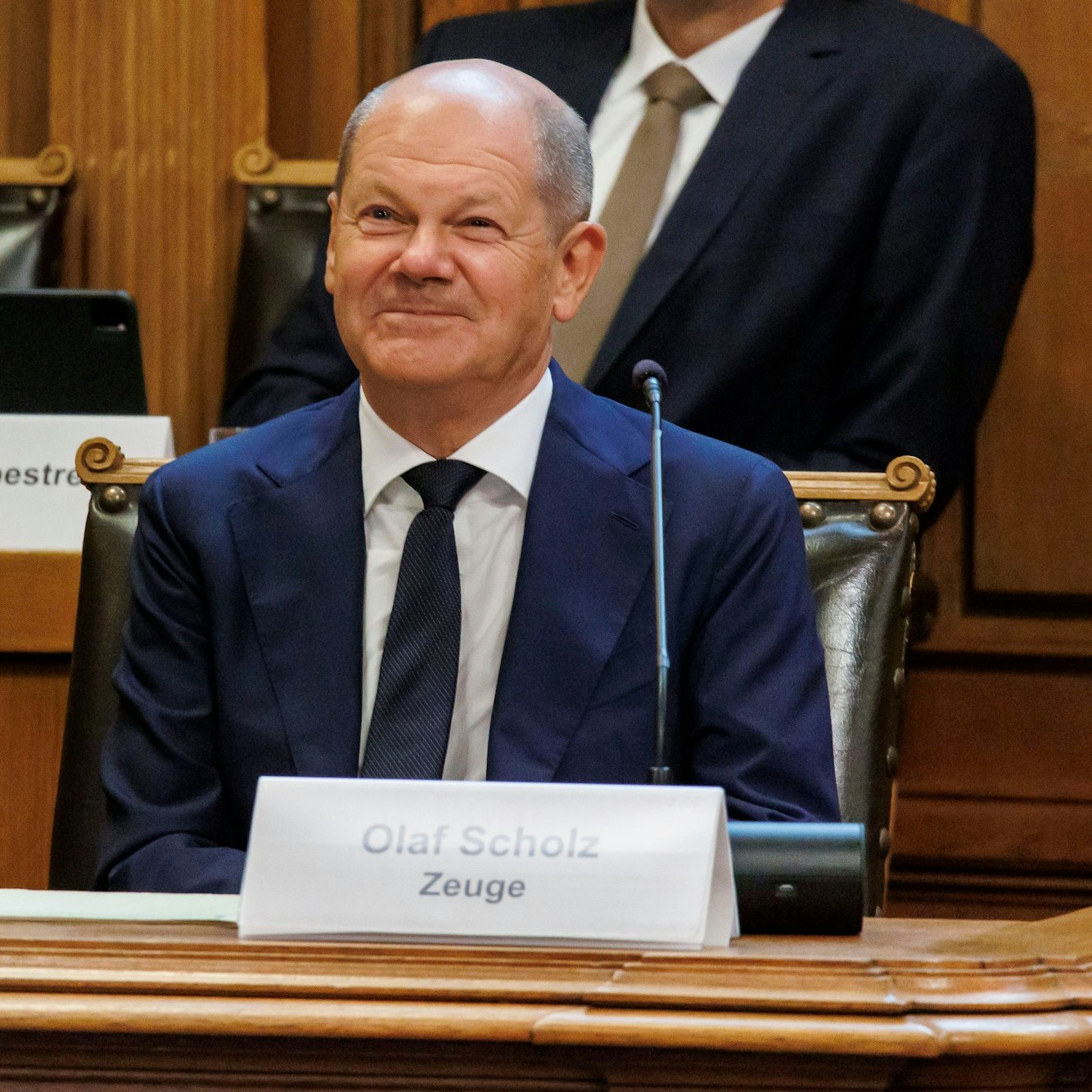 Das Foto zeigt Bundeskanzler Olaf Scholz als Zeuge im Hamburger Untersuchungsausschuss zur Cum-Ex-Affäre.