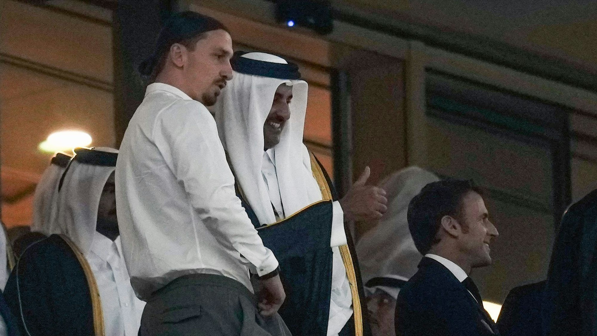 Tamim bin Hamad Al Thani, das Staatsoberhaupt von Katar, spricht mit Zlatan Ibrahimovic.
