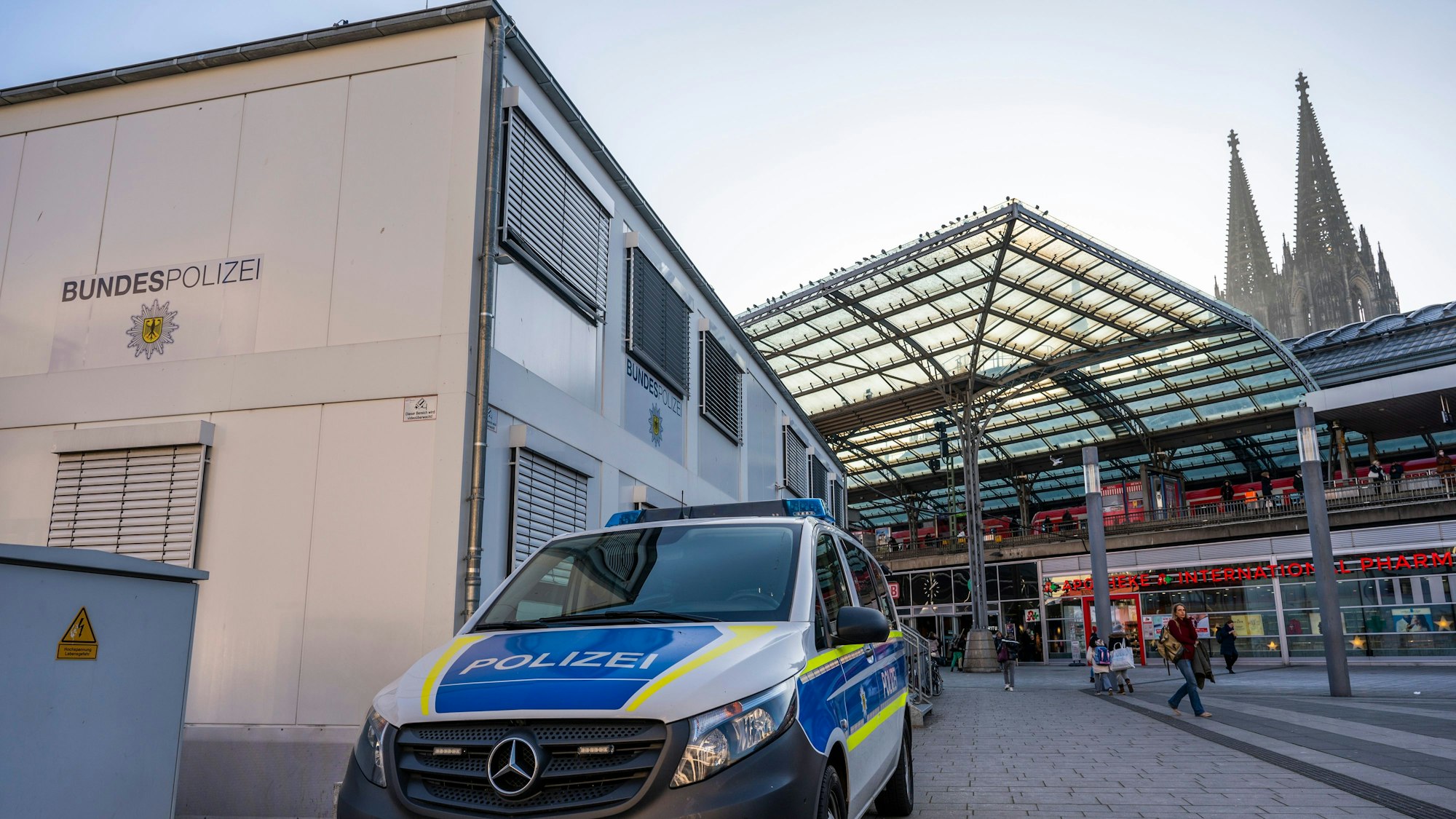 Neben dem Bürocontainer der Bundespolizei auf dem Breslauer Platz am Hauptbahnhof steht ein Dienstwagen.