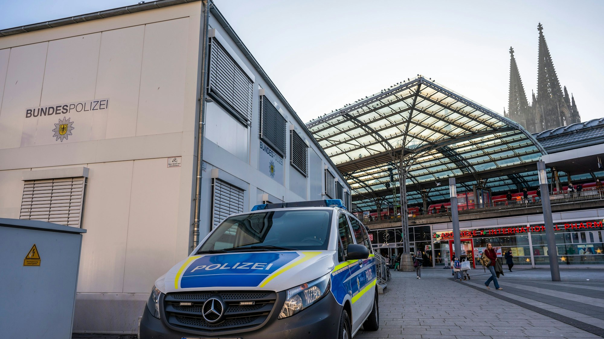 Bürocontainer der Bundespolizei auf dem Breslauer Platz am Hauptbahnhof.