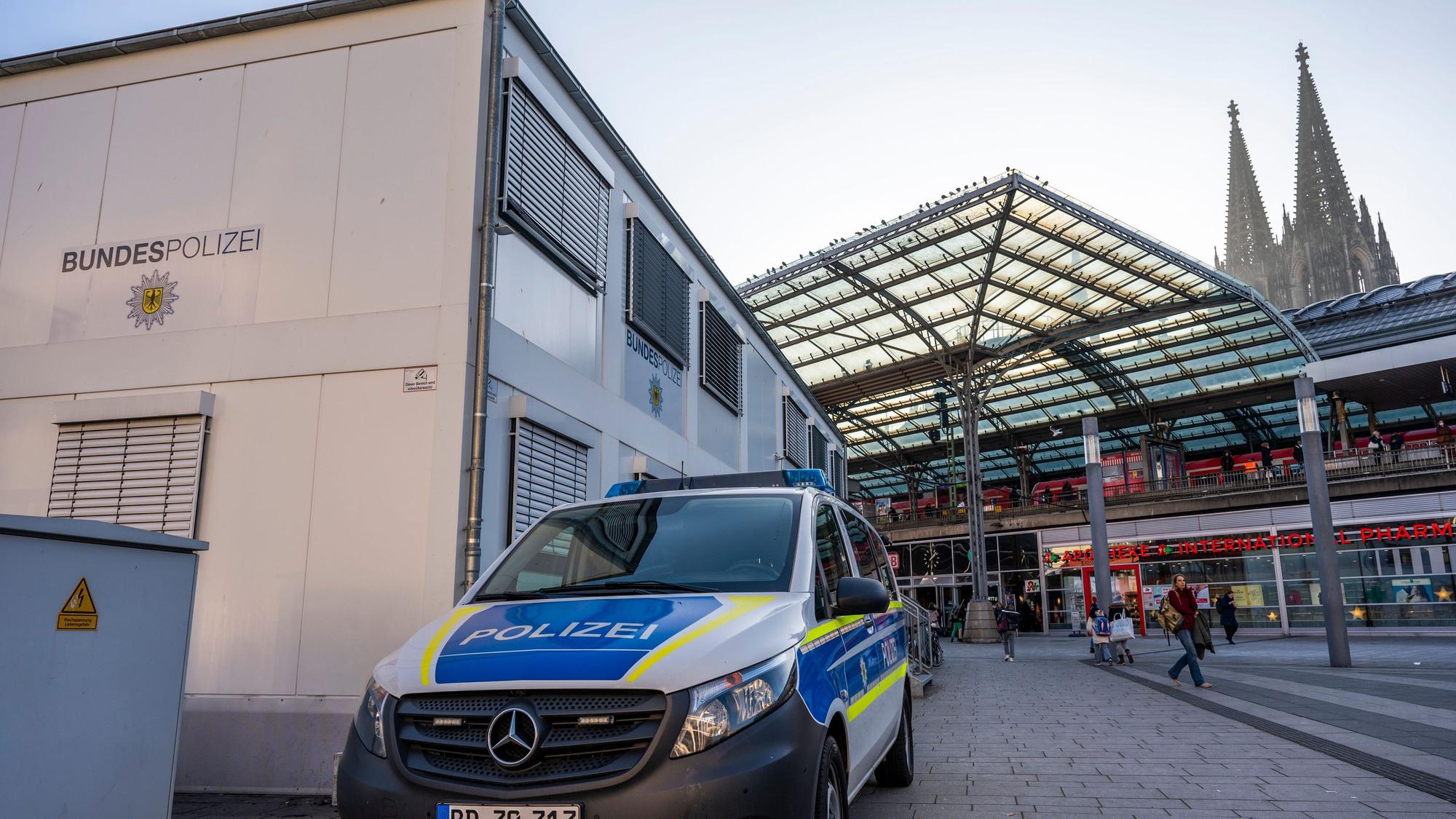 Bürocontainer der Bundespolizei auf dem Breslauer Platz am Hauptbahnhof