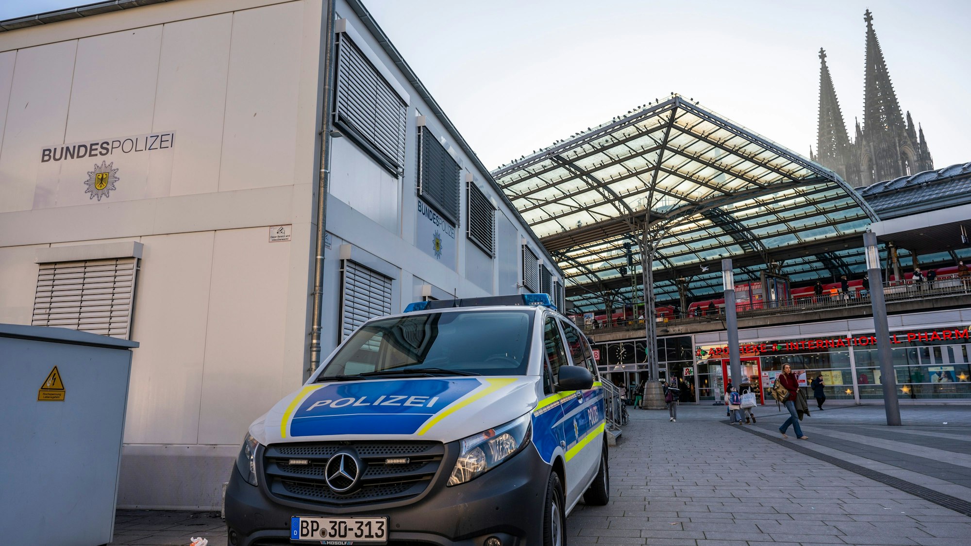 Bürocontainer der Bundespolizei auf dem Breslauer Platz am Hauptbahnhof.