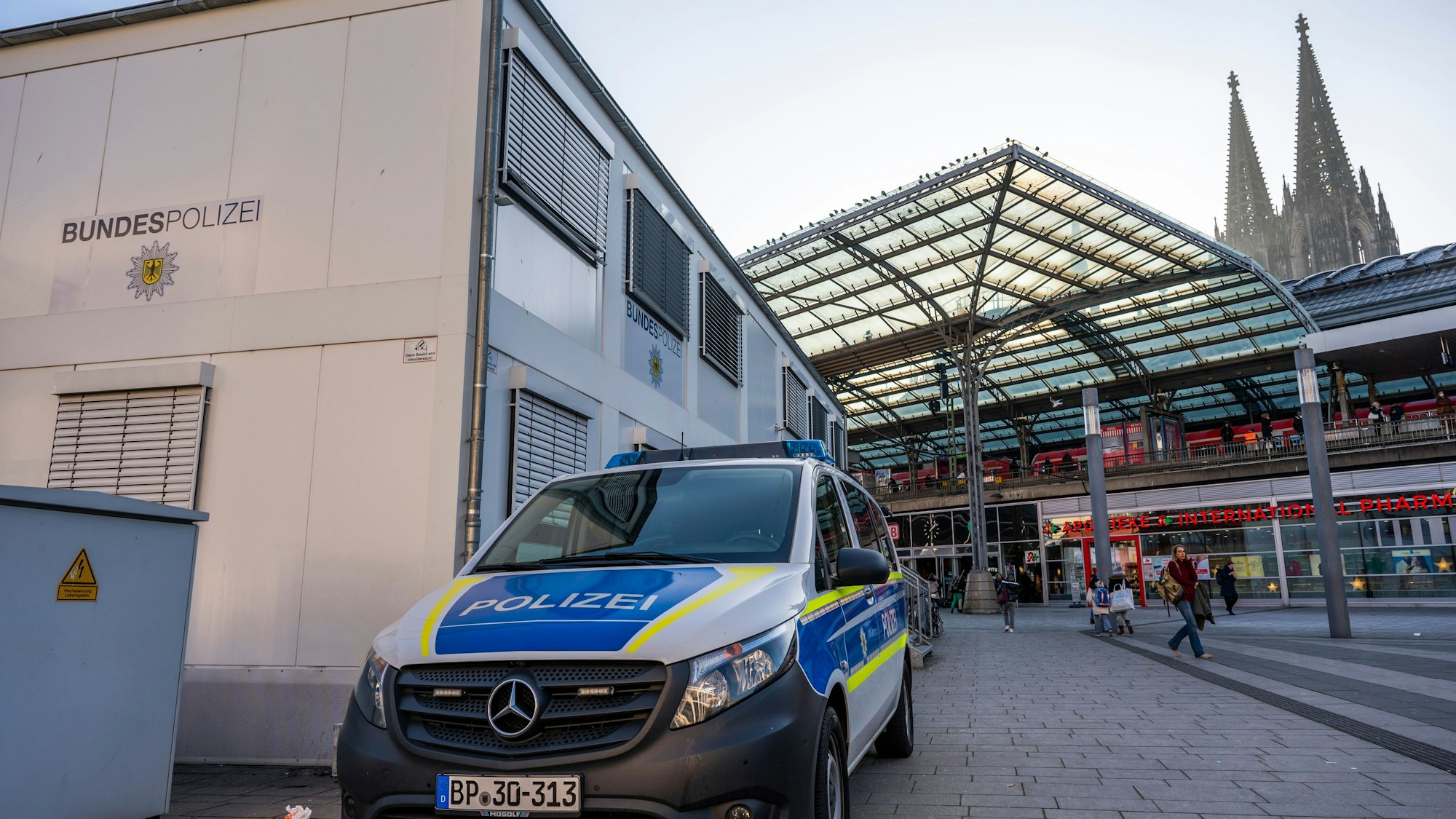 Bürocontainer der Bundespolizei auf dem Breslauer Platz am Hauptbahnhof.
