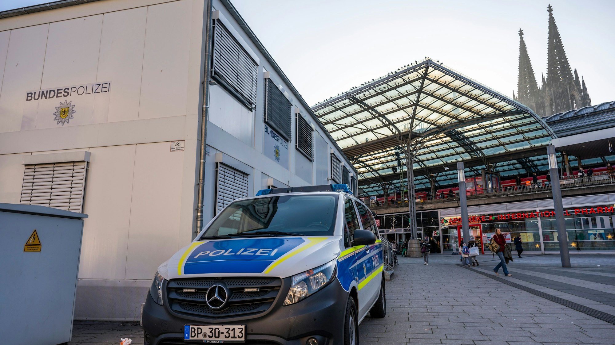 Bürocontainer der Bundespolizei auf dem Breslauer Platz am Hauptbahnhof. Foto: Uwe Weiser