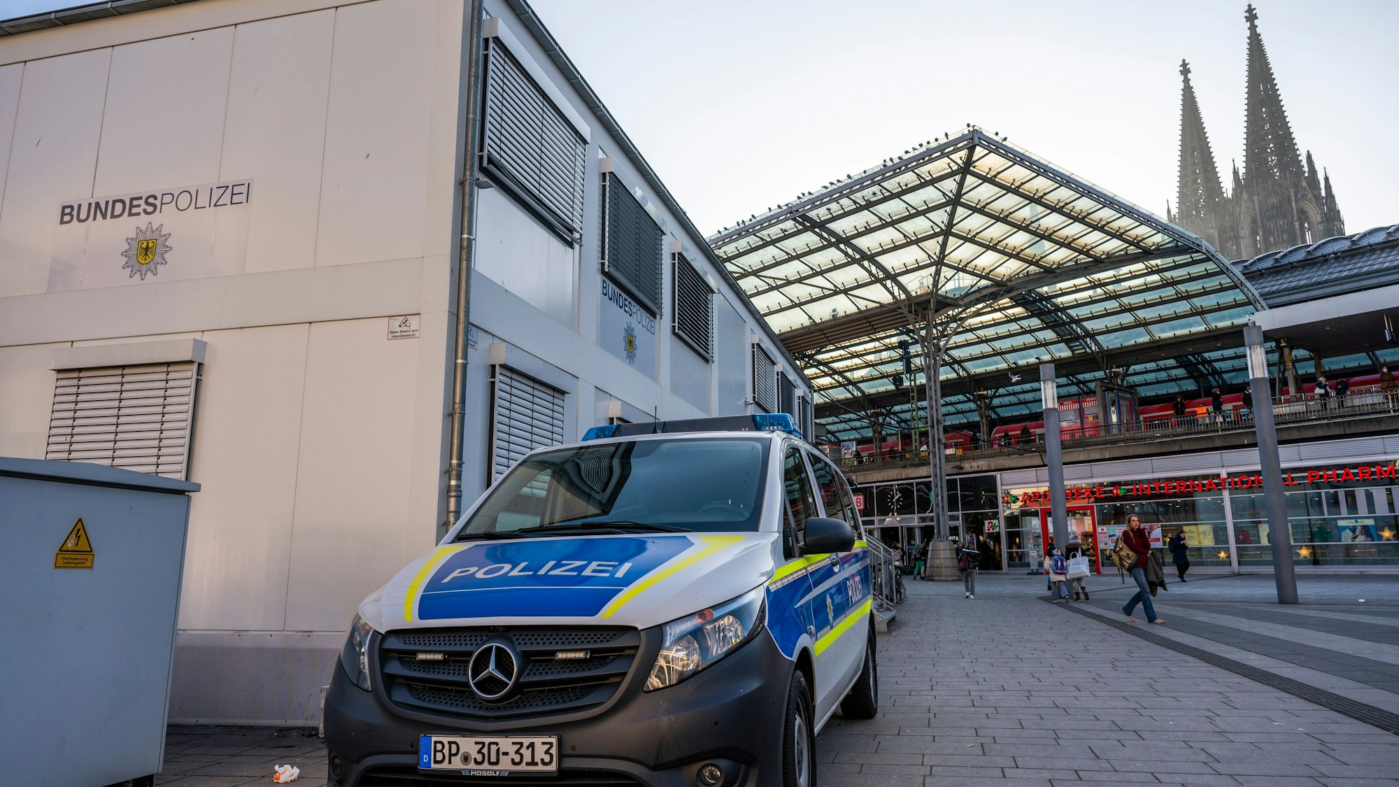 Das Bild zeigt einen Einsatzwagen der Bundespolizei vor dem Kölner Hauptbahnhof. (Symbolbild)