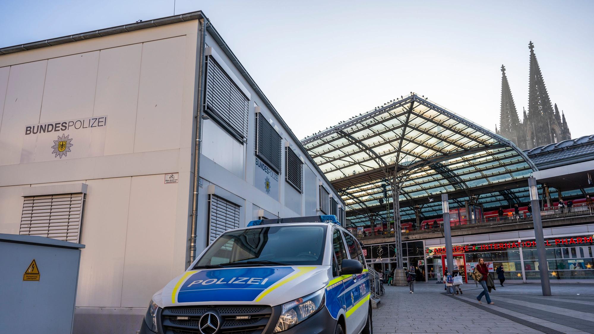 Bürocontainer der Bundespolizei auf dem Breslauer Platz am Hauptbahnhof. Vor dem Container steht ein Polizeiwagen. Im Hintergrund sind die Domspitzen zu sehen.