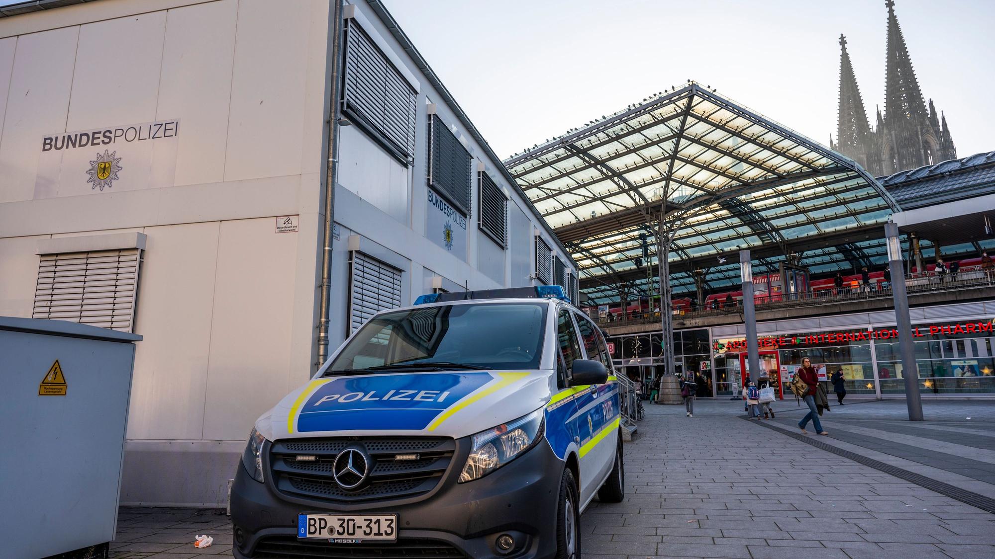 Bürocontainer der Bundespolizei auf dem Breslauer Platz am Hauptbahnhof, im Hintergrund sieht man den Dom