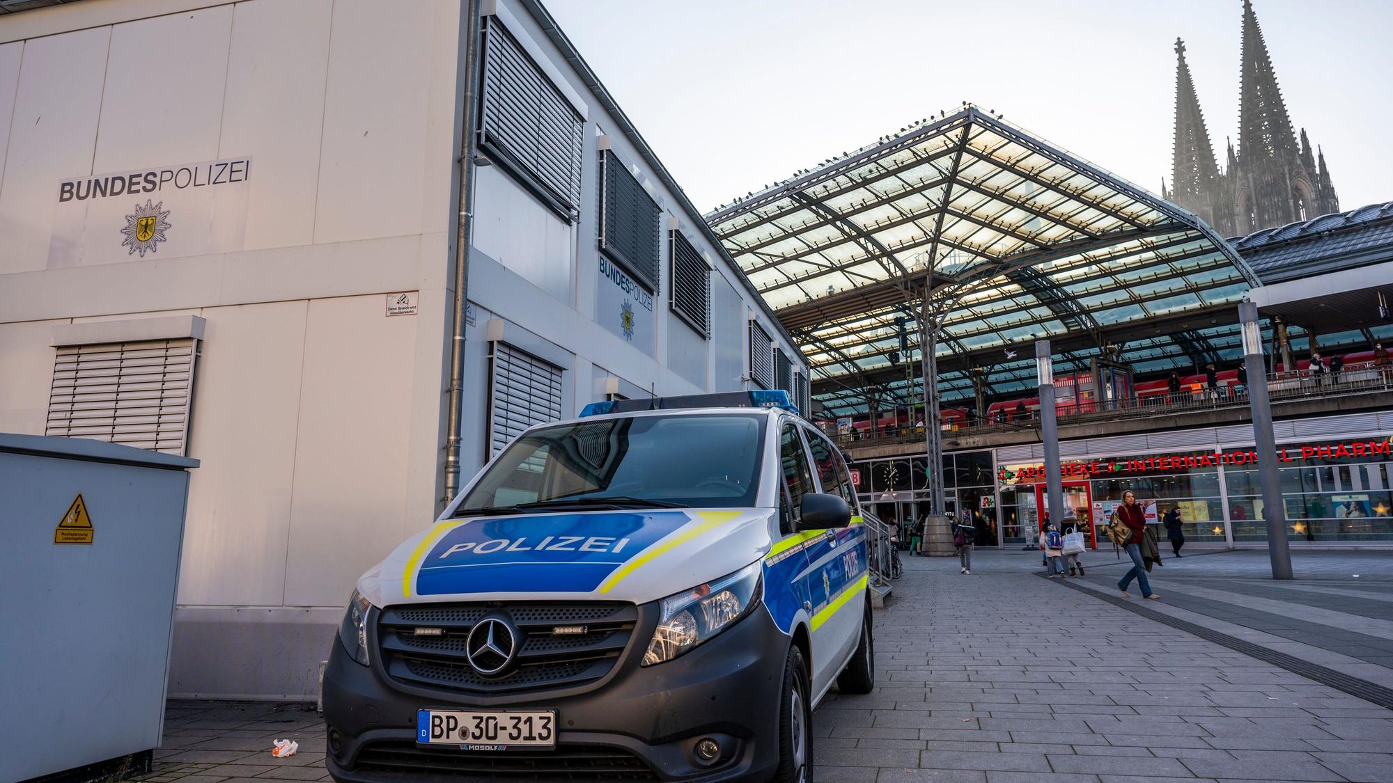 Der Bürocontainer der Bundespolizei auf dem Breslauer Platz am Hauptbahnhof mit dem Dom im Hintergrund.