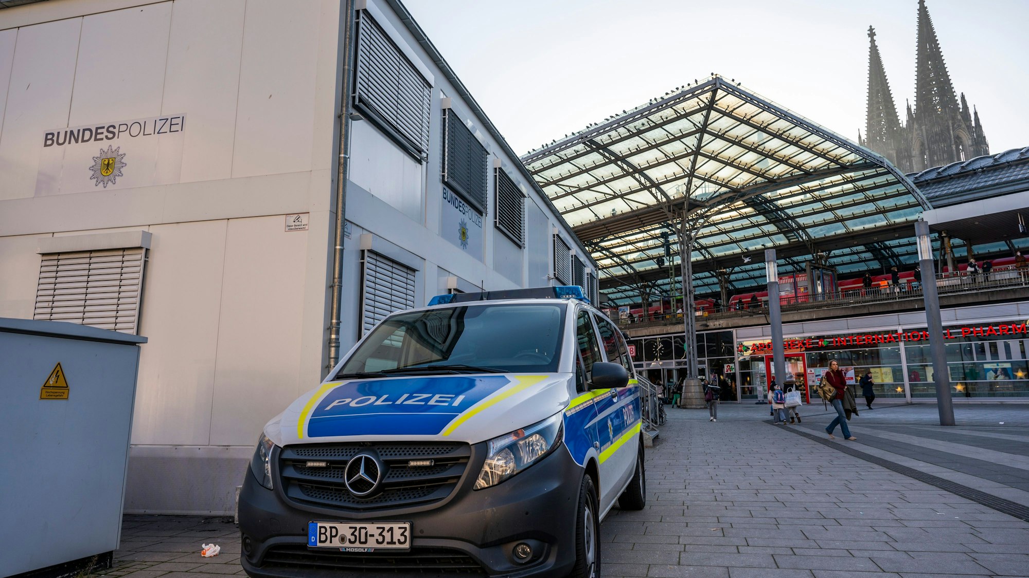 Bürocontainer der Bundespolizei auf dem Breslauer Platz am Hauptbahnhof