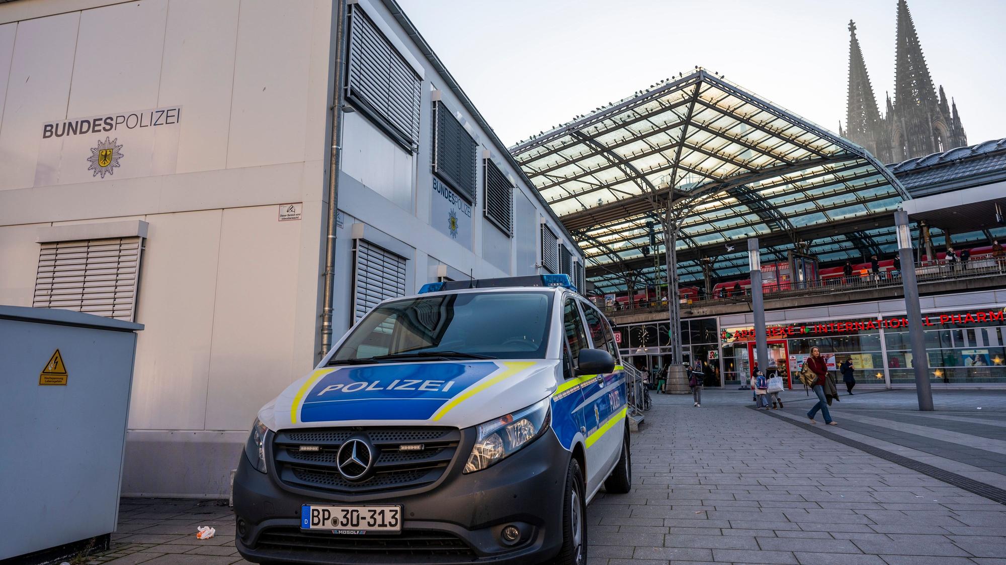 Köln: Bürocontainer der Bundespolizei auf dem Breslauer Platz am Hauptbahnhof.