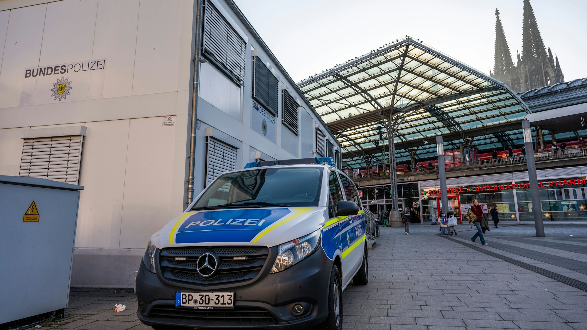 Bürocontainer der Bundespolizei auf dem Breslauer Platz am Hauptbahnhof