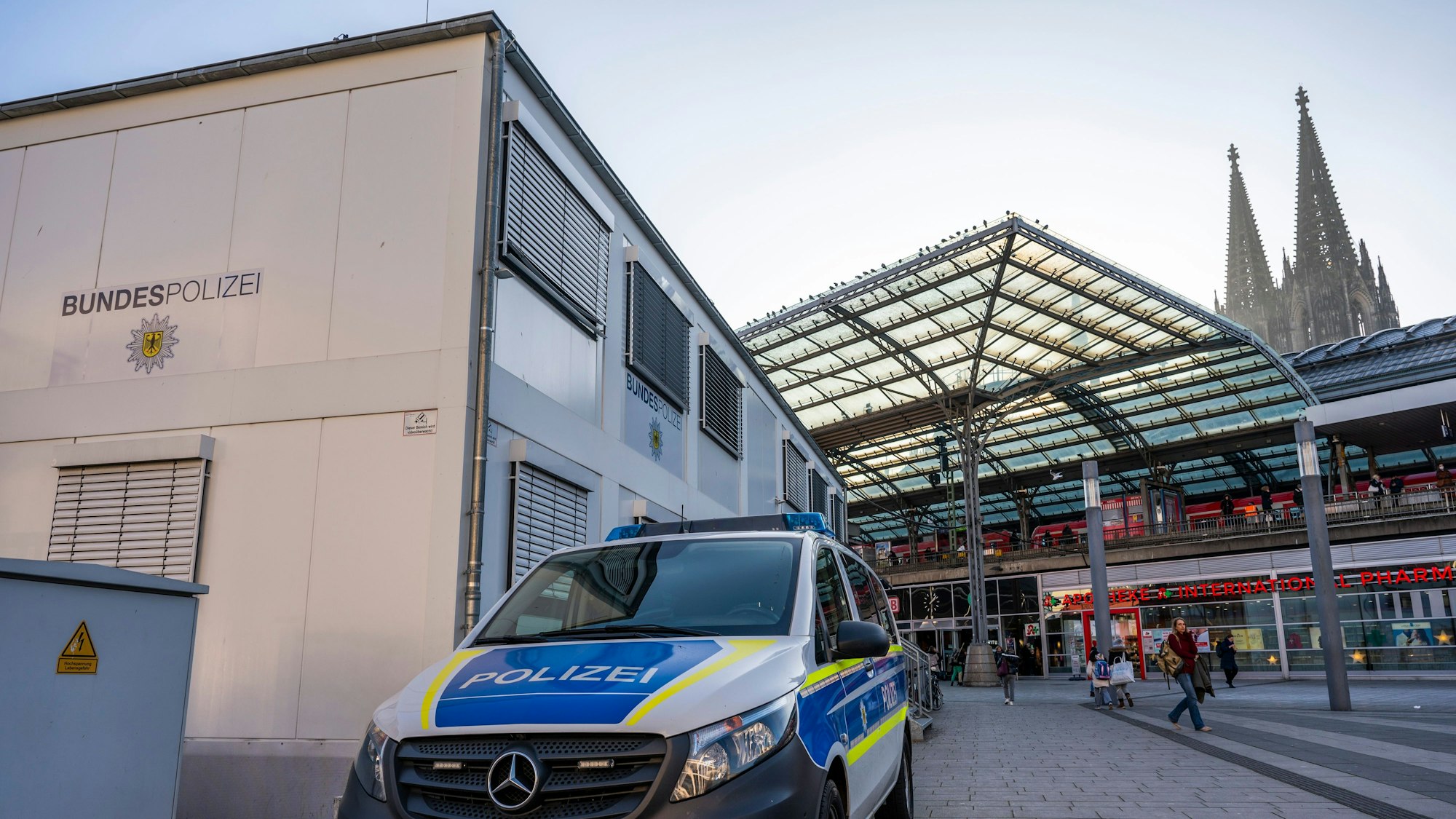 Bürocontainer der Bundespolizei auf dem Breslauer Platz am Hauptbahnhof. (Symbolbild)