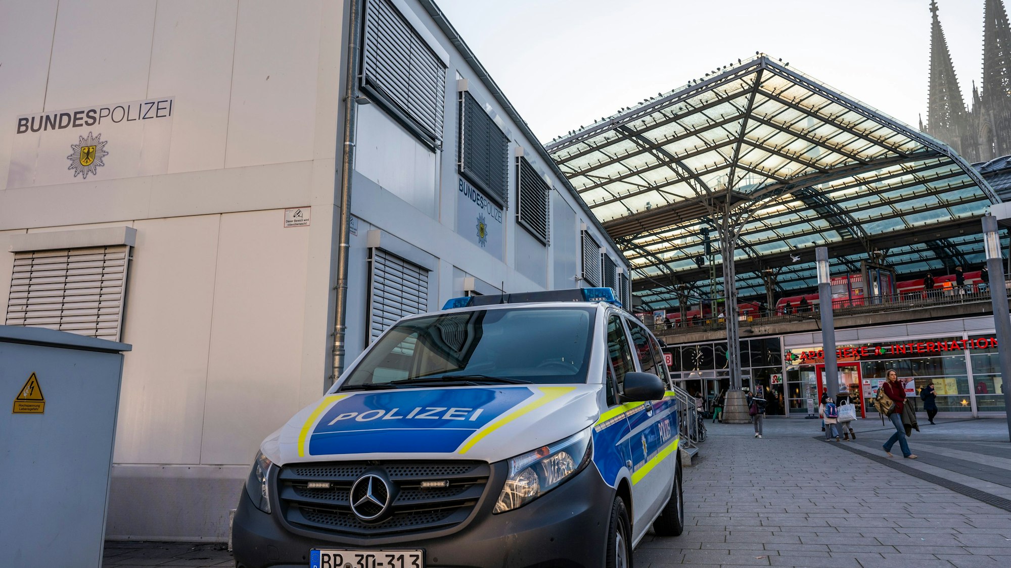 Bürocontainer der Bundespolizei auf dem Breslauer Platz in Köln.