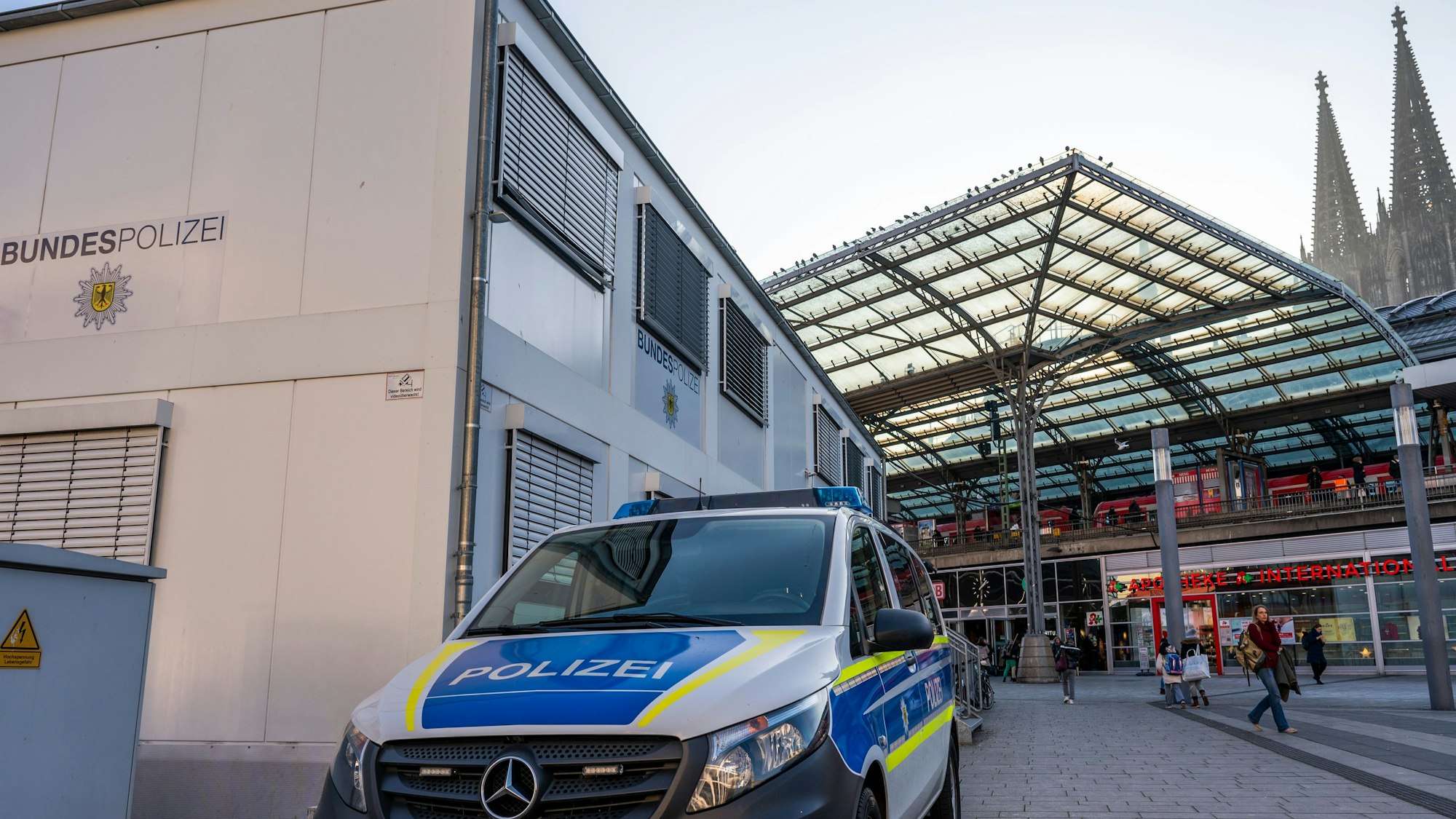 Bürocontainer der Bundespolizei auf dem Breslauer Platz am Hauptbahnhof.