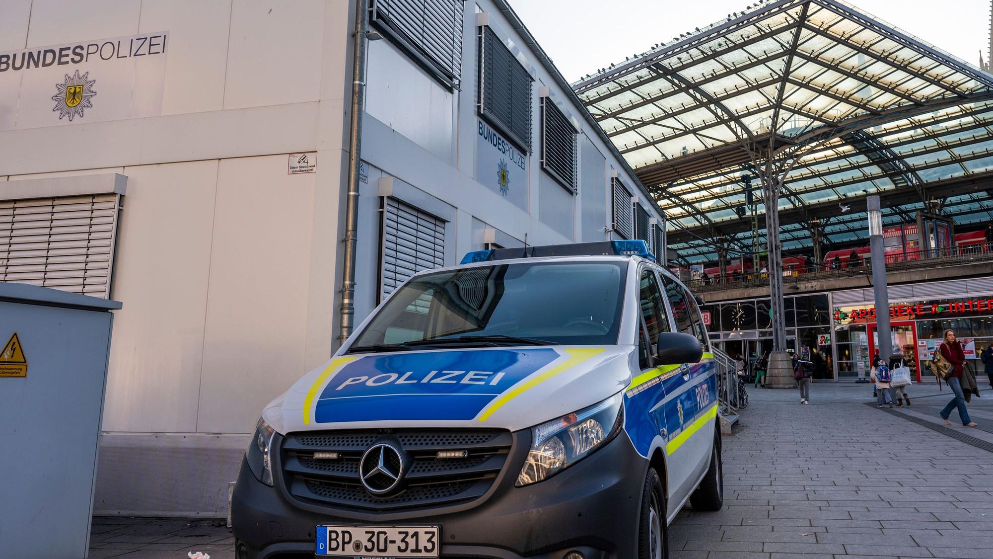 Bürocontainer der Bundespolizei auf dem Breslauer Platz am Hauptbahnhof. Foto: Uwe Weiser