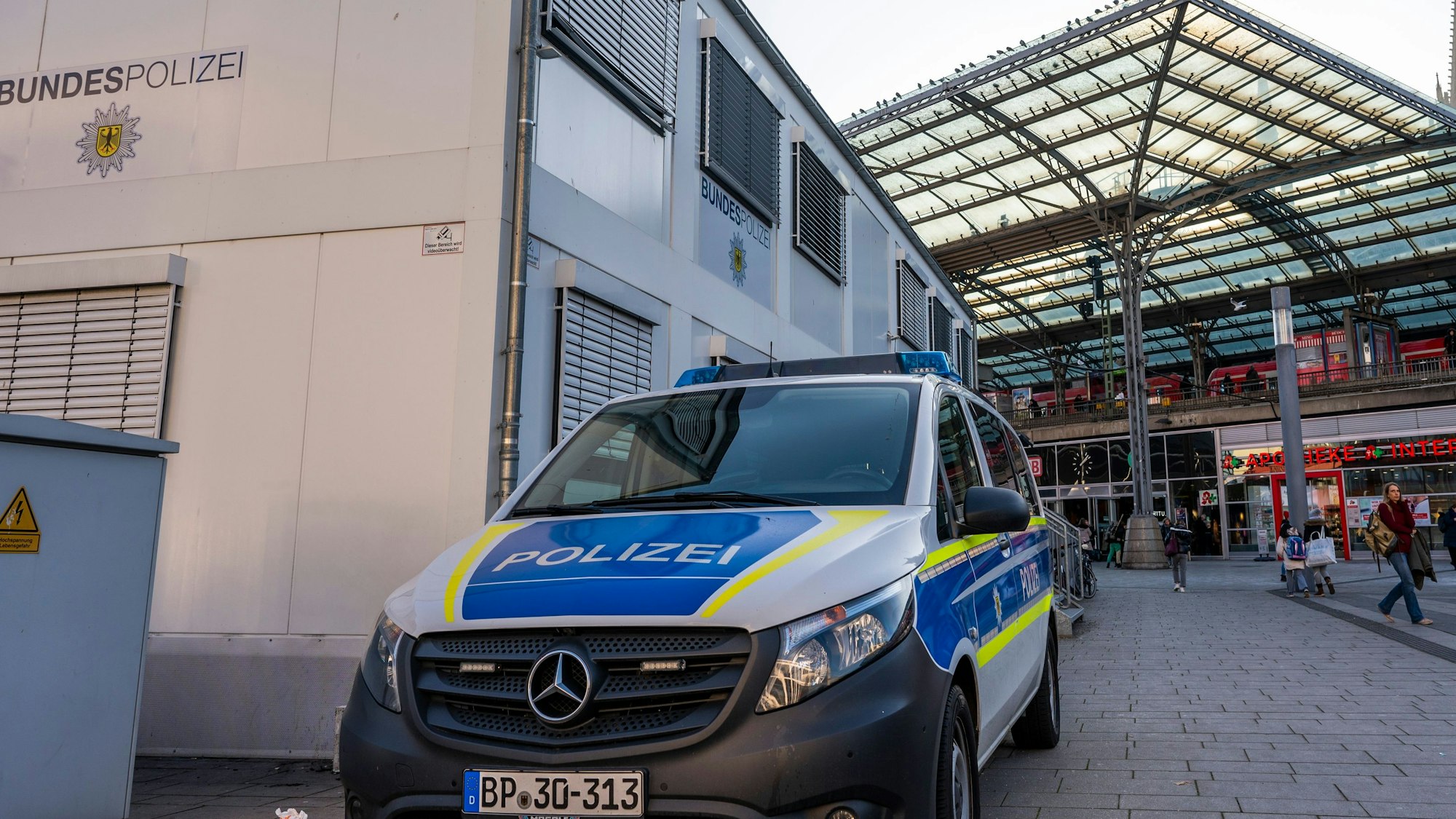 Bürocontainer der Bundespolizei auf dem Breslauer Platz am Hauptbahnhof. Foto: Uwe Weiser