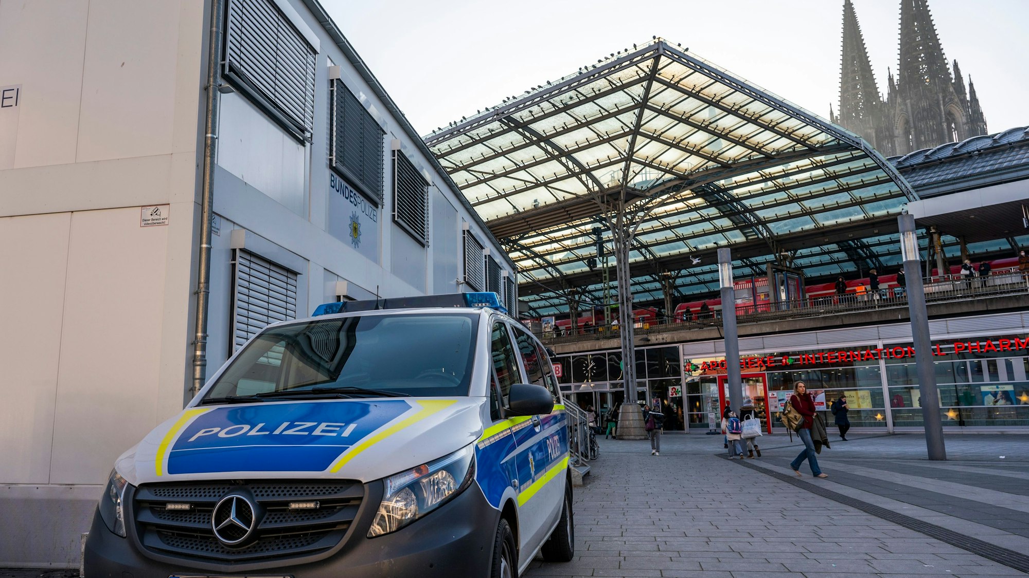 Bürocontainer der Bundespolizei auf dem Breslauer Platz am Hauptbahnhof. Dahinter Gleise und der Dom