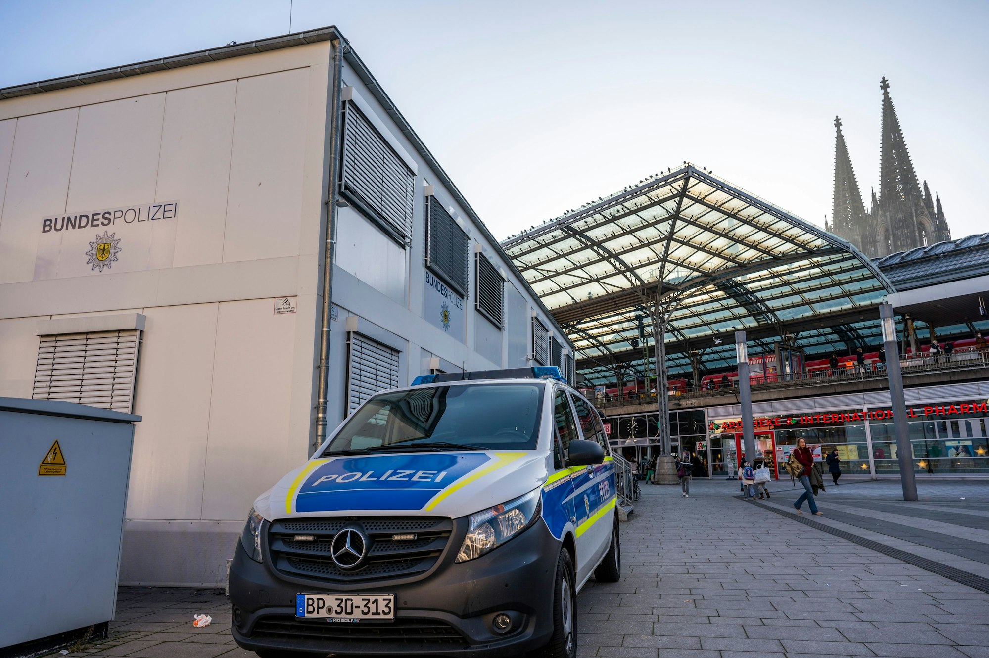 Bürocontainer der Bundespolizei auf dem Breslauer Platz am Hauptbahnhof. (Symbolbild)