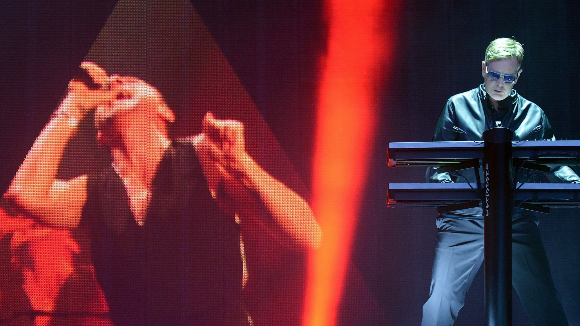 Andy Fletcher (r), Keyboarder der britischen Band Depeche Mode, steht auf der Bühne der Imtech-Arena.