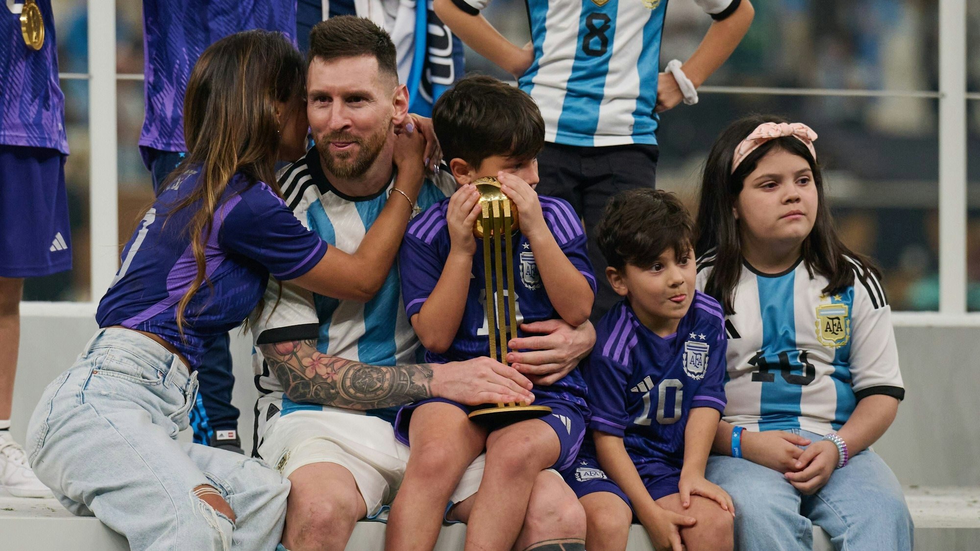 Eine glückliche Familie: Lionel Messi wird von seiner Familie gefeiert.