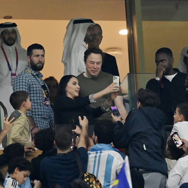 Elon Musk stand vor dem WM-Finale für Selfies mit Fans zur Verfügung.