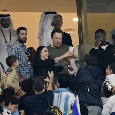 Elon Musk stand vor dem WM-Finale für Selfies mit Fans zur Verfügung.